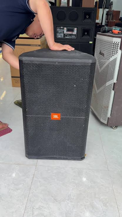 Loa full đứng trên chân loa ngoài trời